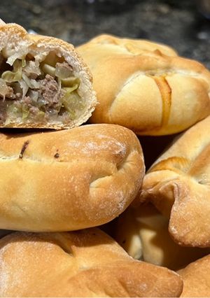 Una foto de Kraut pirot (empanada alemanas con carne molida y repollo)