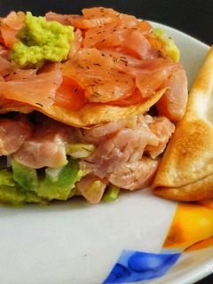Una foto de Tartar de salmón y aguacate crujiente