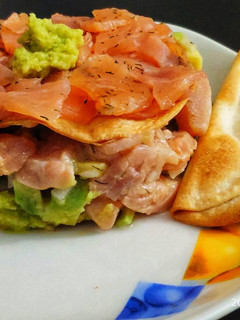 Una foto de Tartar de salmón y aguacate crujiente
