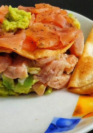 Una foto de Tartar de salmón y aguacate crujiente