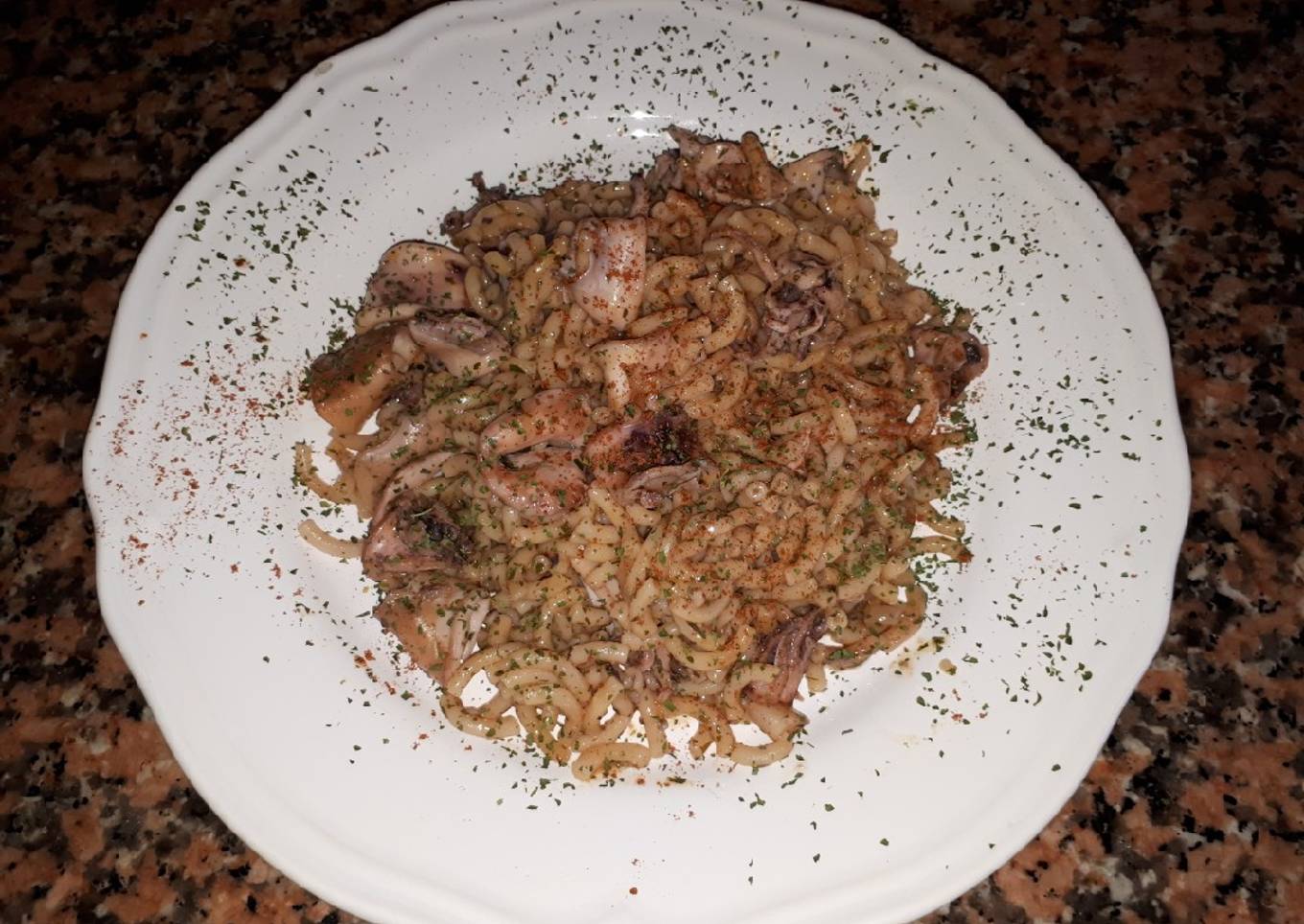 Fideuá de chipirones encebollados