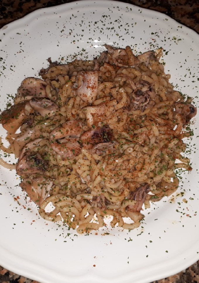 Una foto de Fideuá de chipirones encebollados