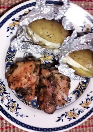 Una foto de Pollo a las finas hierbas y papas con queso al horno