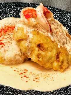 Una foto de Merluza rellena de carabineros con una crema ligera de sus cabezas 💃💃💃