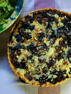 Una foto de Tarta salada de setas y queso