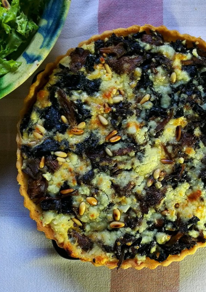 Una foto de Tarta salada de setas y queso