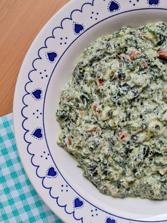 Una foto de Dip de yogur casero a la crema con espinacas 🍶🥬 Untable, salsa, acompañamiento de yogur con espinaca