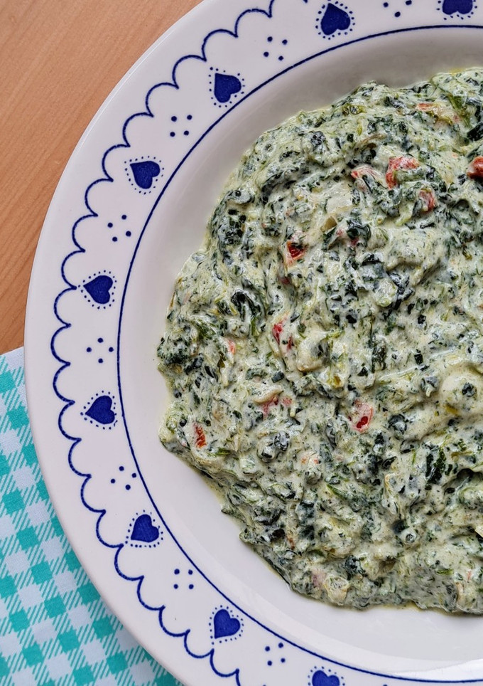 Una foto de Dip de yogur casero a la crema con espinacas 🍶🥬 Untable, salsa, acompañamiento de yogur con espinaca
