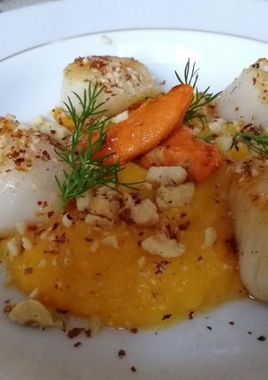 Une photo de Crémeux de butternut, Coquille saintt Jacques snackées et éclats de noisette
