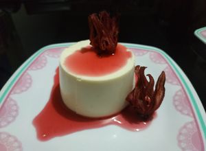 Una foto de Panacota de coco con culis de Jamaica