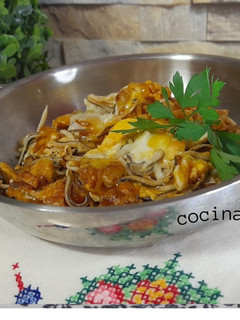 Una foto de Huevos rotos con gulas y puerro