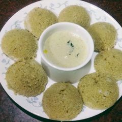 A picture of Spinach idli.