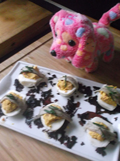 Una foto de Huevos rellenos con boquerones en vingre y dulse