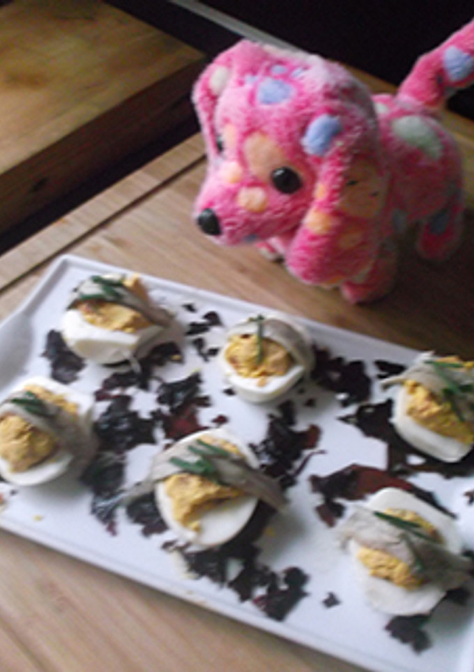 Una foto de Huevos rellenos con boquerones en vingre y dulse