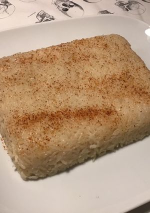 Une photo de Riz moulé façon gâteau à la rhubarbe,épices et piment d espelette