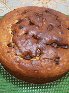 Una foto de Torta de yogurt y trocitos de chocolate.