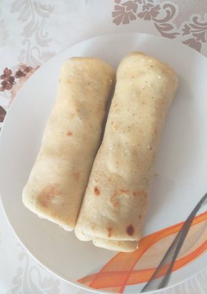 O poză a rețetei Clătite cu cremă cu brânză, somon și frunze de salată.