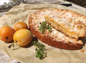 Foto di Crostata gentile di prugne fresche e timo