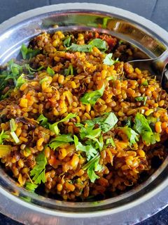 मटकीची उसळ (matki chi usal recipe in marathi) रेसिपी चे मुख्य फोटो 