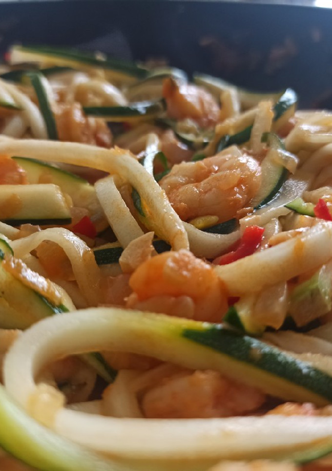 Una foto de Espaguetis de calabacín con gambas
