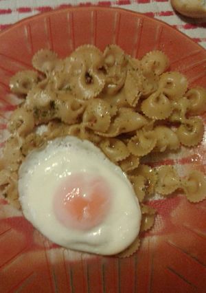 Una foto de Huevo frito "falso" con pasta seca