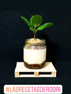 Una foto de Frasquito de tiramisú con tierra de chocolate y Peta Zeta