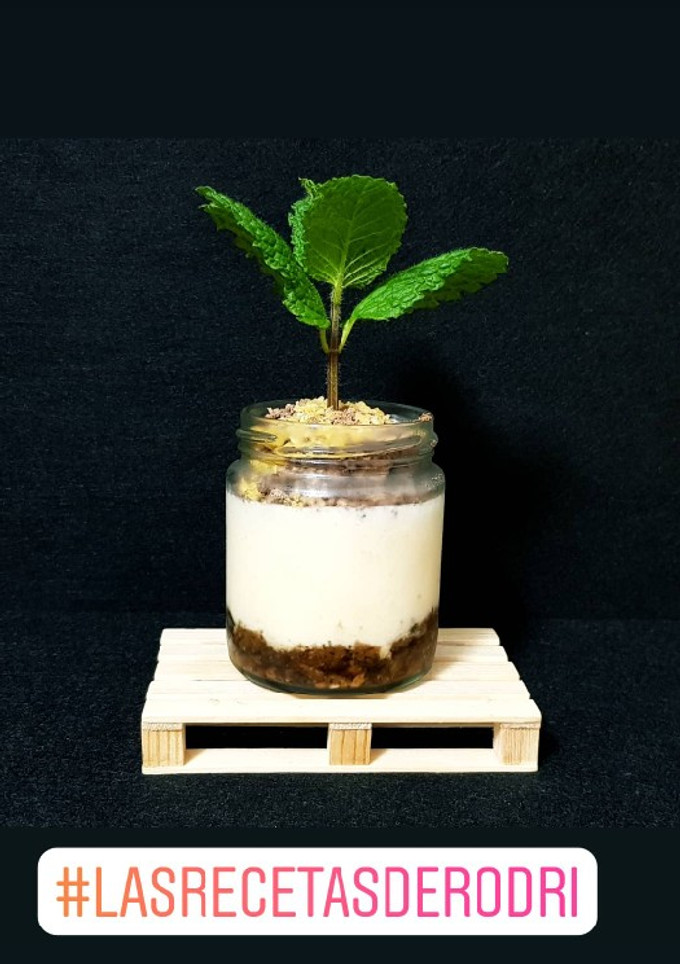 Una foto de Frasquito de tiramisú con tierra de chocolate y Peta Zeta