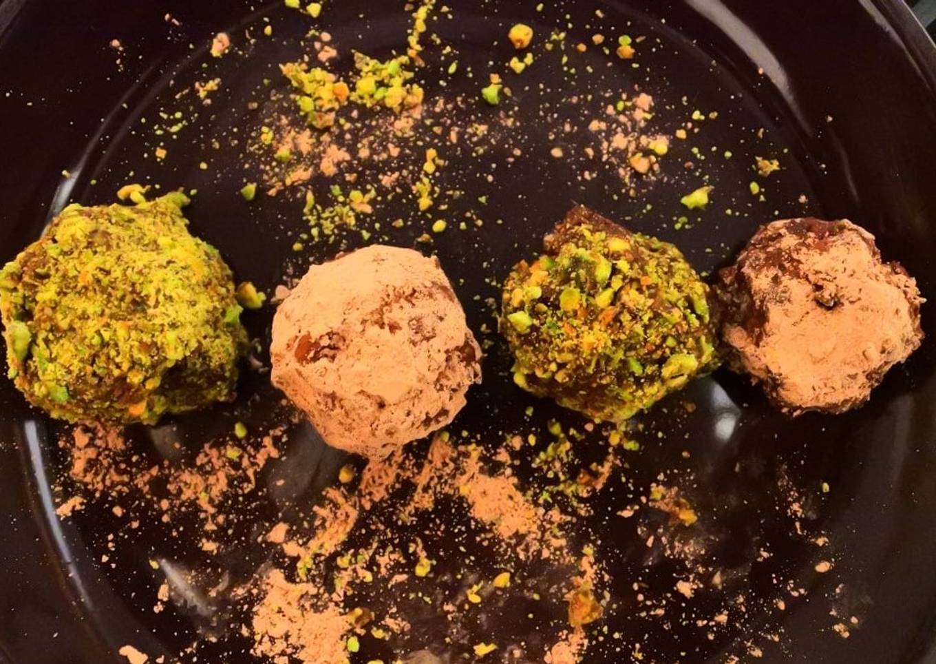 Trufas de chocolate, aguacate, pistachos y lima