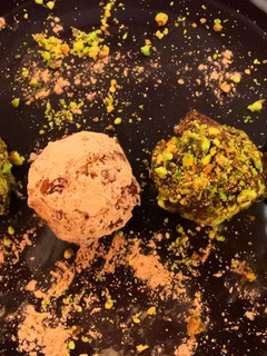 Una foto de Trufas de chocolate, aguacate, pistachos y lima