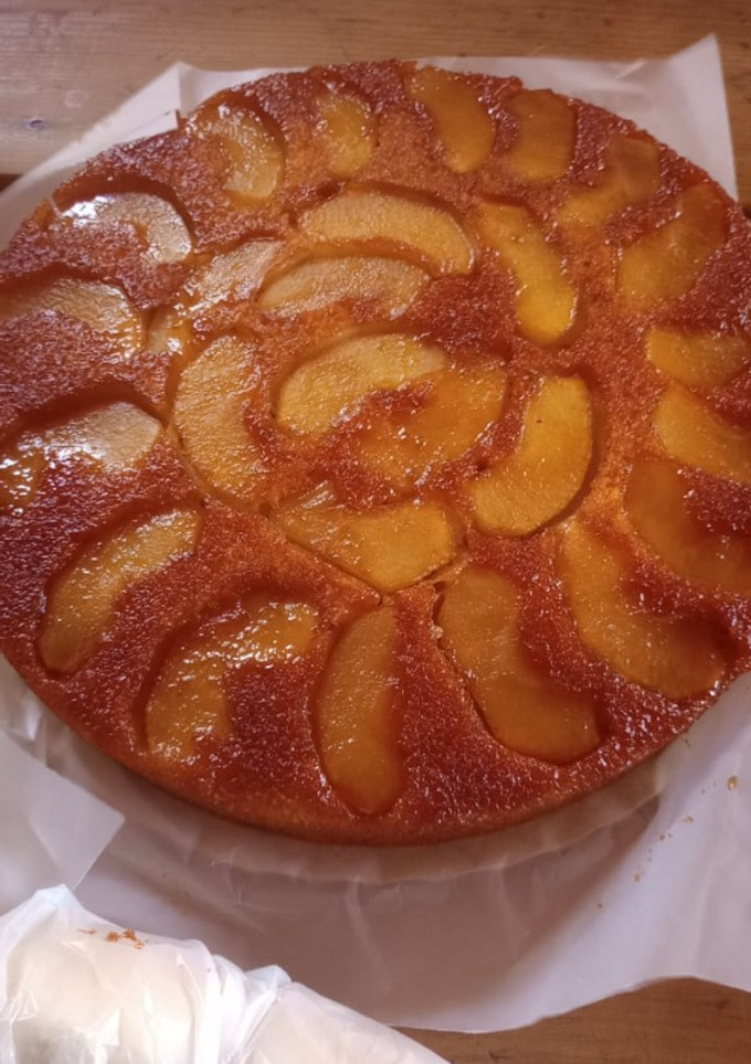 Una foto de Torta invertida de manzana