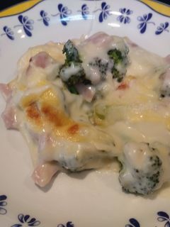 Una foto de Brócoli al horno con bechamel, huevo y jamón de pavo