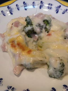 Una foto de Brócoli al horno con bechamel, huevo y jamón de pavo