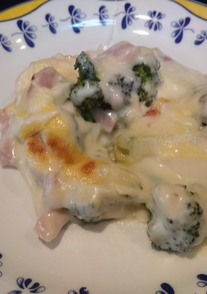 Una foto de Brócoli al horno con bechamel, huevo y jamón de pavo