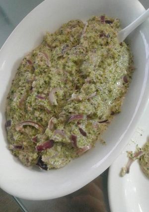 Una foto de Crema brócoli con jamón y cebolla morada