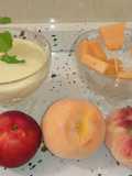 Smoothie de frutas de hueso con yogurt y pinchitos de melón cantaloup