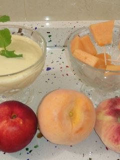 Una foto de Smoothie de frutas de hueso con yogurt y pinchitos de melón cantaloup