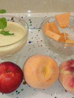 Una foto de Smoothie de frutas de hueso con yogurt y pinchitos de melón cantaloup