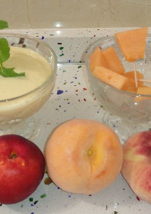 Una foto de Smoothie de frutas de hueso con yogurt y pinchitos de melón cantaloup