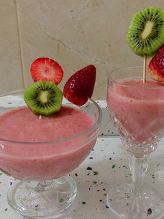Una foto de Smoothie con leche de almendra y frutas