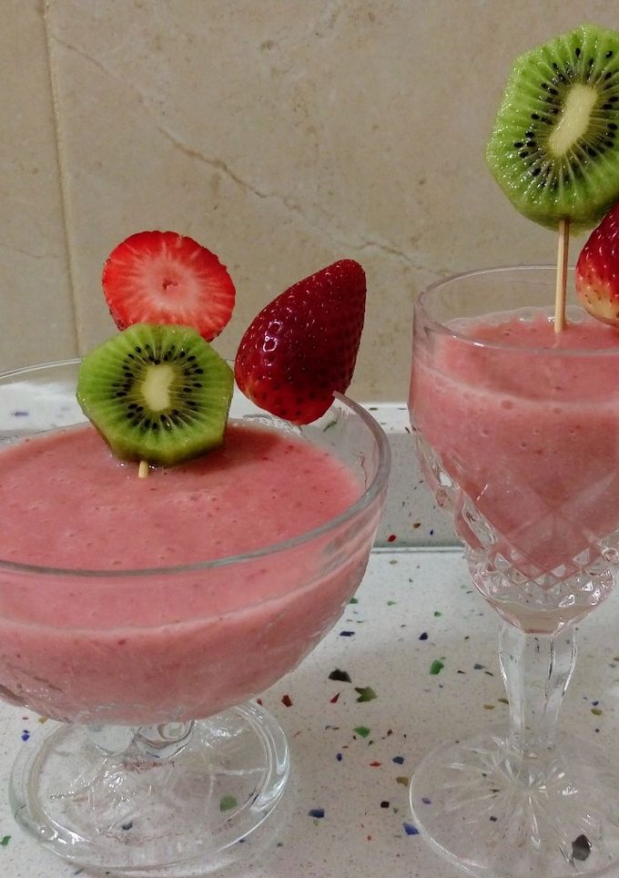 Una foto de Smoothie con leche de almendra y frutas