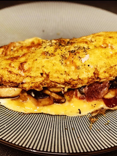 Una foto de Tortilla de setas, calabacín, jamón y cebolla confitada con un toque oriental 🥢🥢