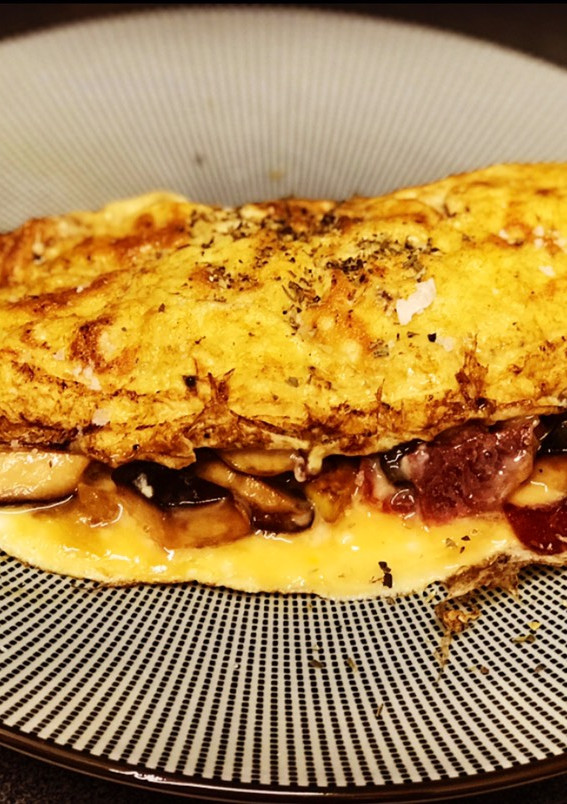 Una foto de Tortilla de setas, calabacín, jamón y cebolla confitada con un toque oriental 🥢🥢