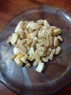 Una foto de Ensalada de porotos y huevo duro