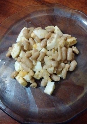 Una foto de Ensalada de porotos y huevo duro