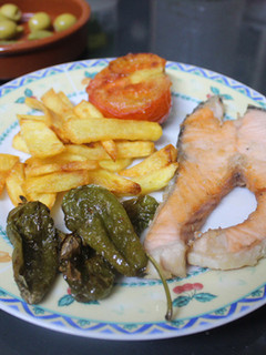 Una foto de Salmón con pimientos de Padrón