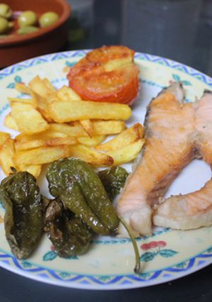 Foto principal de Salmón con pimientos de Padrón