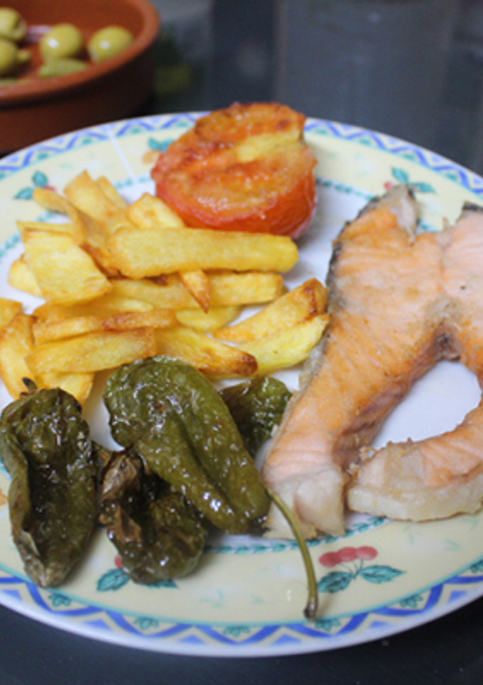 Una foto de Salmón con pimientos de Padrón