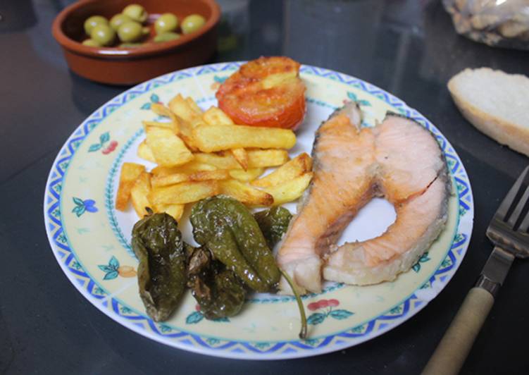 Salmón con pimientos de Padrón