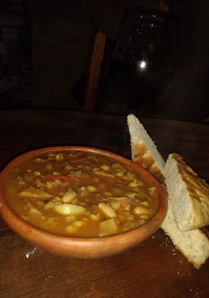 Una foto de Picante de mondongo con legumbres a las hierbas
