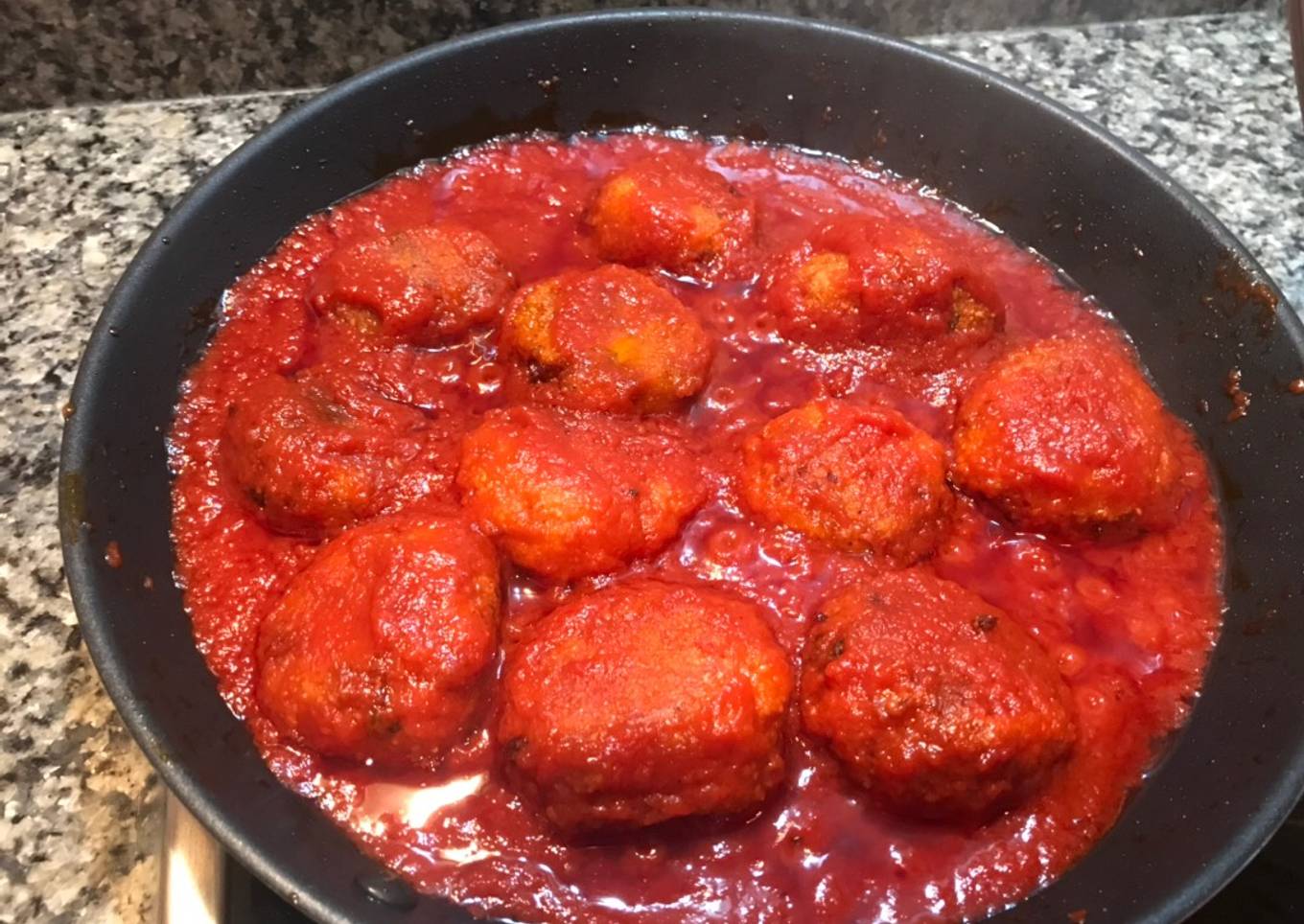 Albóndigas de calabacín con tomate casero